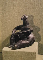 着席女性フィギュア、3500-2500 BC